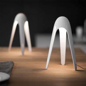 Tripod table lamp